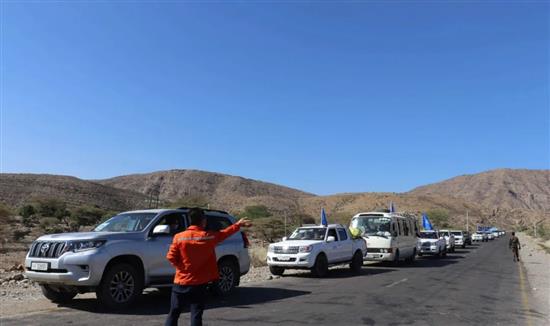 11月12日，撤离车辆行驶在埃塞俄比亚提格雷州至亚的斯亚贝巴的路上。新华社发（葛洲坝集团供图）